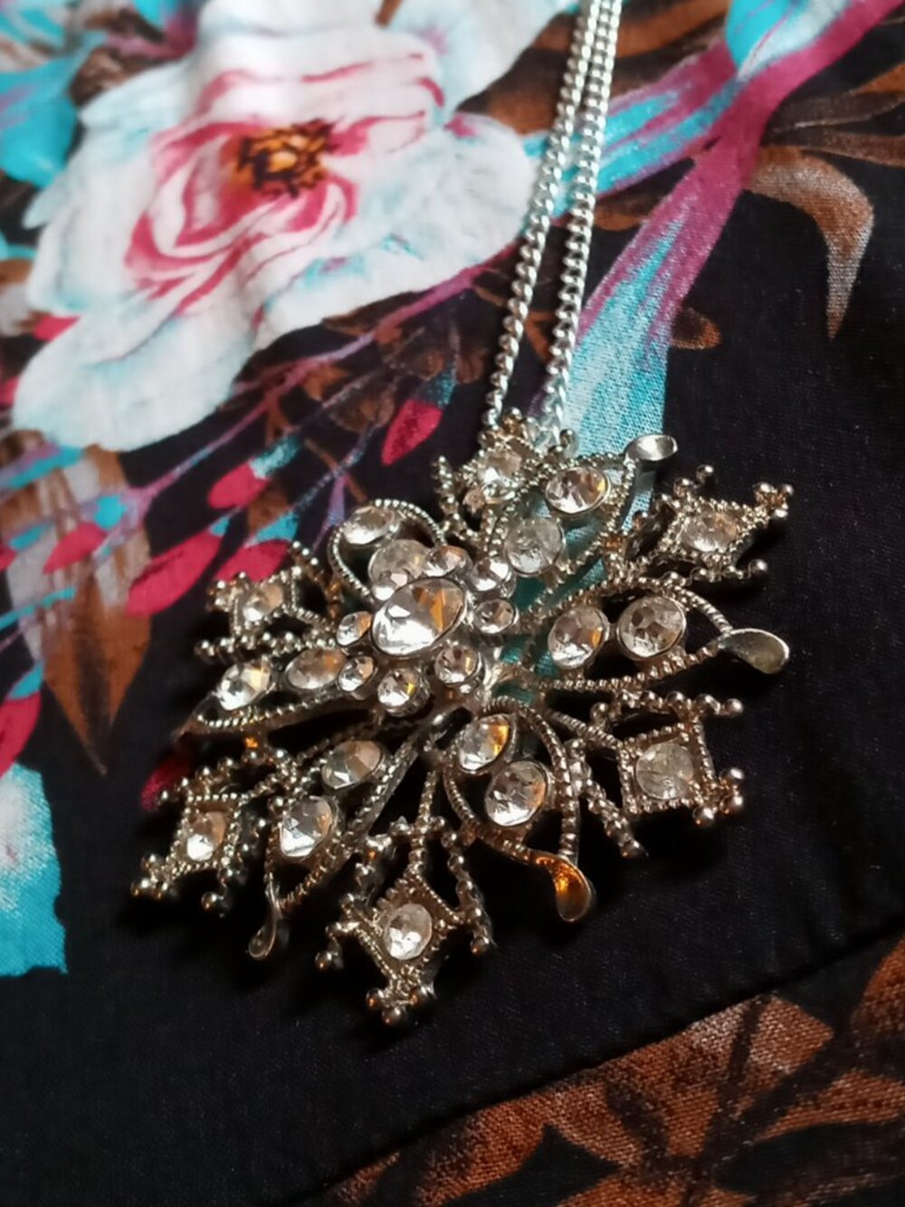 💎❄️Upcycled Icy Elegance: Statement Snowflake Crystal Pendant Necklace❄️💎 - Picture 7 of 16